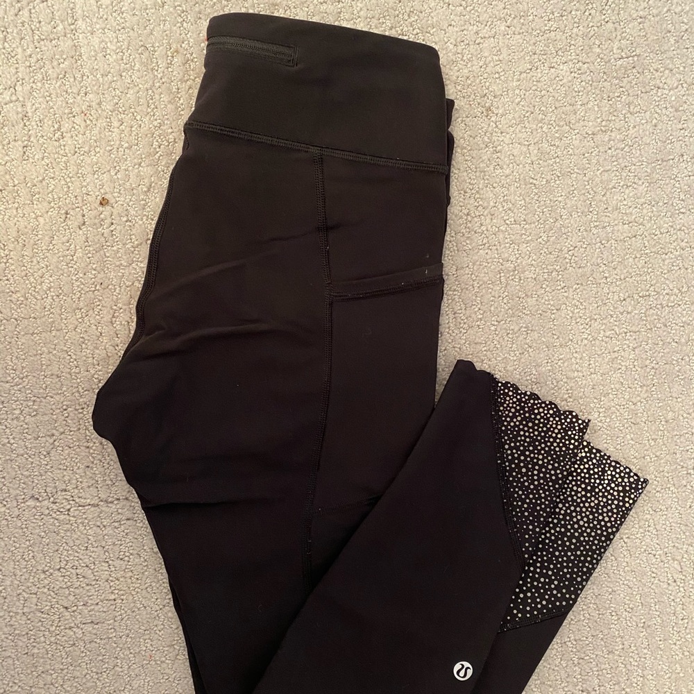 Black Croppwd lululemon leggings - with reflectors